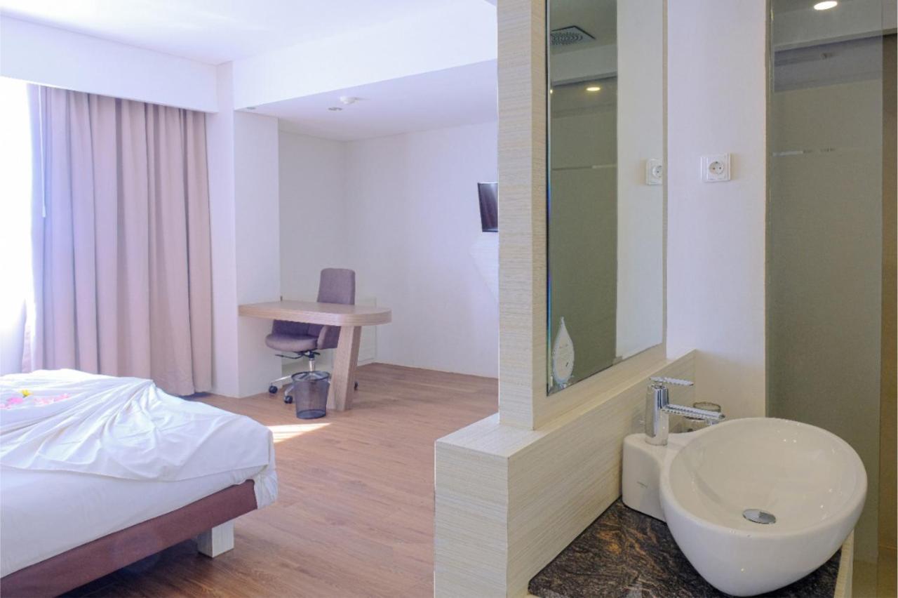 Royal Bay Hotel Makassar Exterior photo