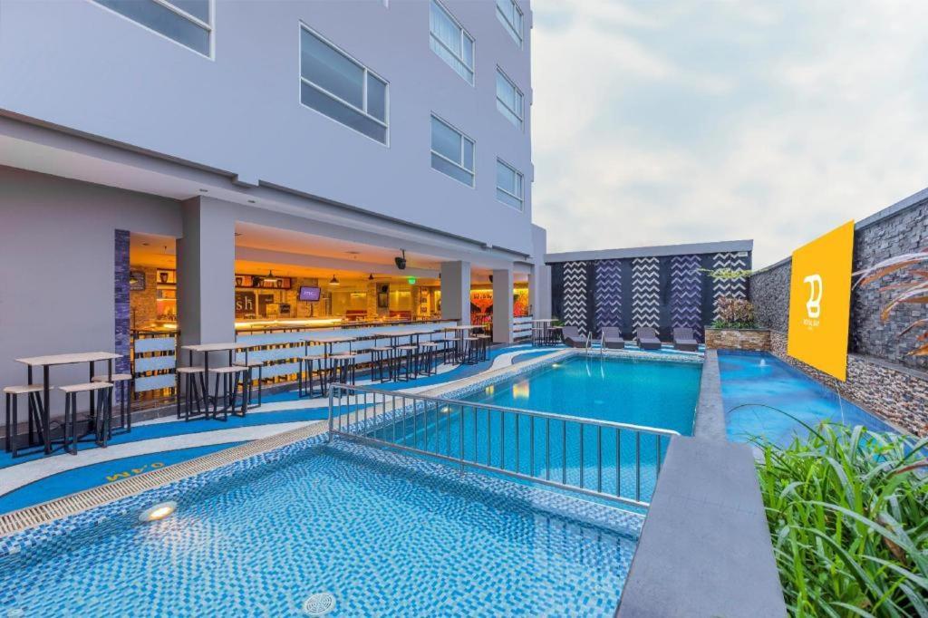 Royal Bay Hotel Makassar Exterior photo