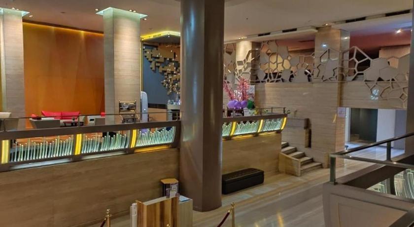 Royal Bay Hotel Makassar Exterior photo