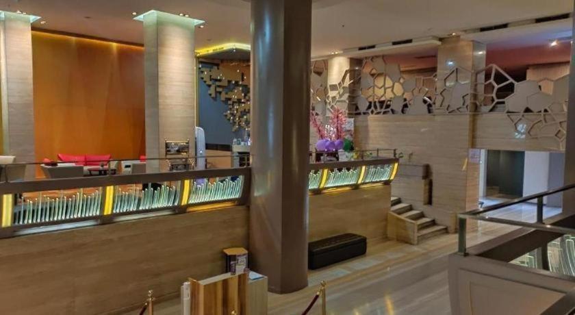 Royal Bay Hotel Makassar Exterior photo