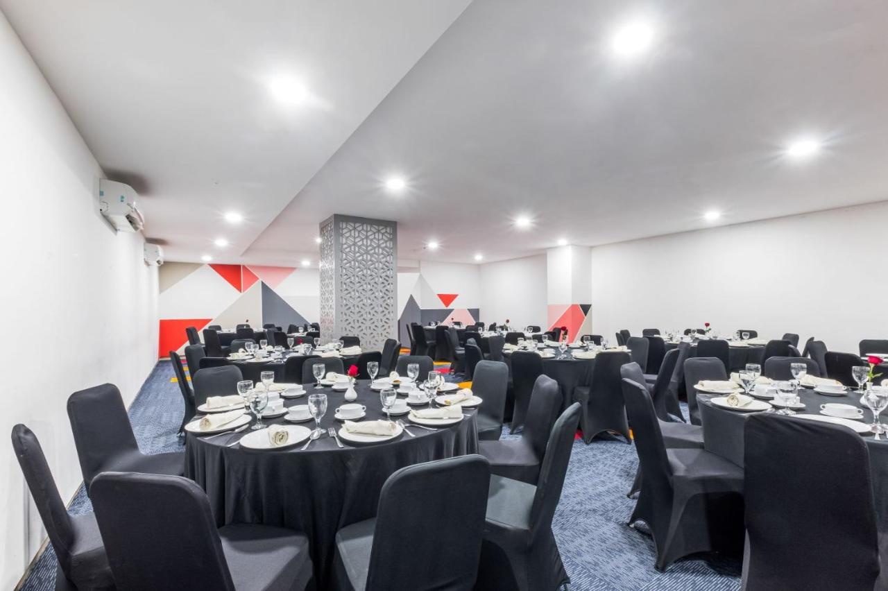 Royal Bay Hotel Makassar Exterior photo